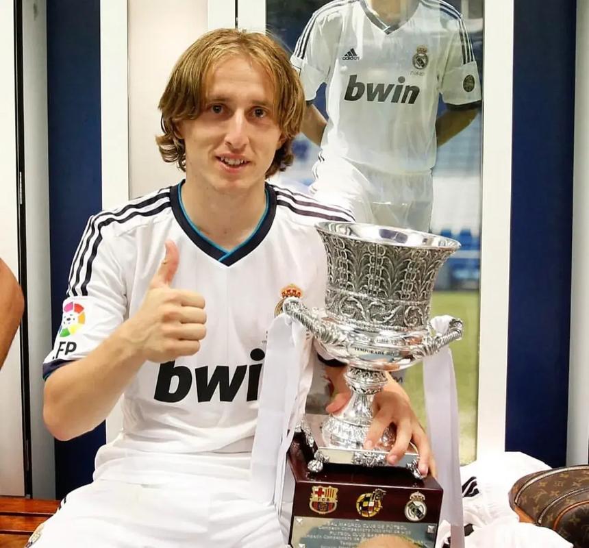 意甲保级大战：帕尔马客场击败比萨，恩佐拉红牌离场