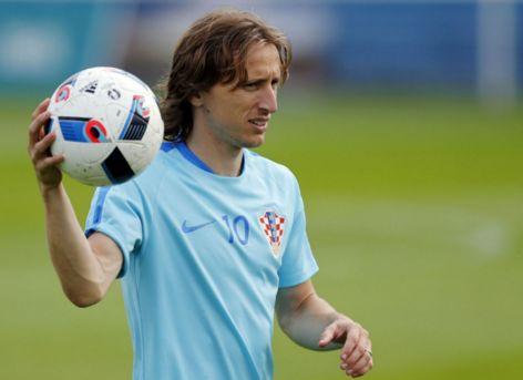 米兰客战拉齐奥首发：拉比奥、里奇出战，莫德里奇替补